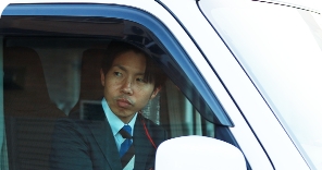 営業マンが社用車を運転
