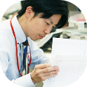 図面を見る営業マン